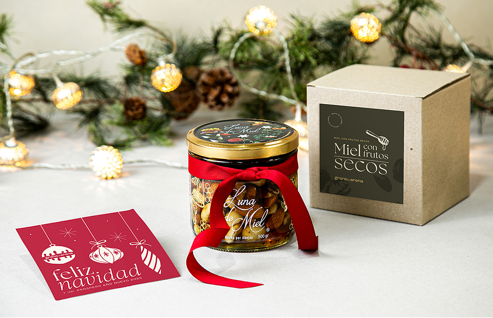 Miel con frutos secos en navidad